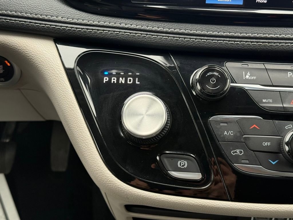 Used 2023 Chrysler Pacifica Touring-L image 19