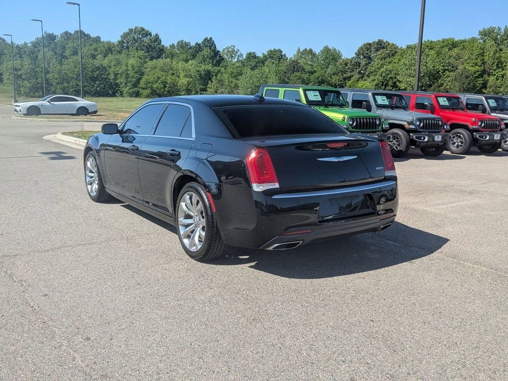 Used 2019 Chrysler 300 Touring w/ Chrome Appearance Package RWD image 3