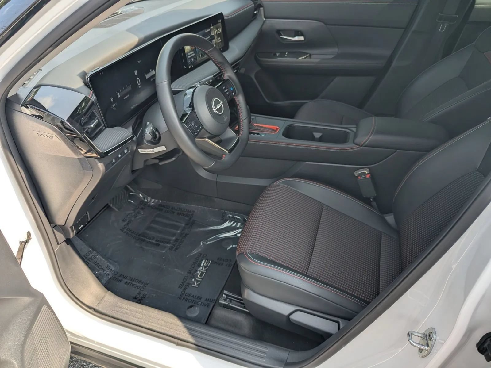 Used 2025 Nissan Kicks SR w/ SR Premium Package FWD image 9