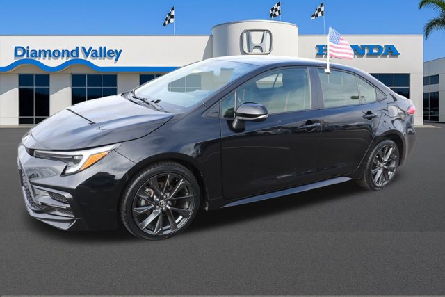 Used 2024 Toyota Corolla SE w/ SE Premium Package image 3