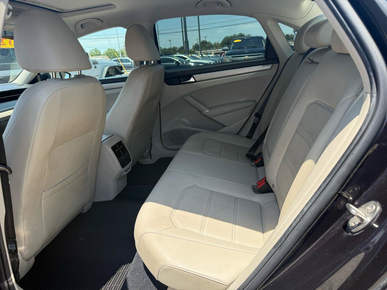 Used 2020 Volkswagen Passat 2.0T SE w/ Sunroof Package FWD image 14