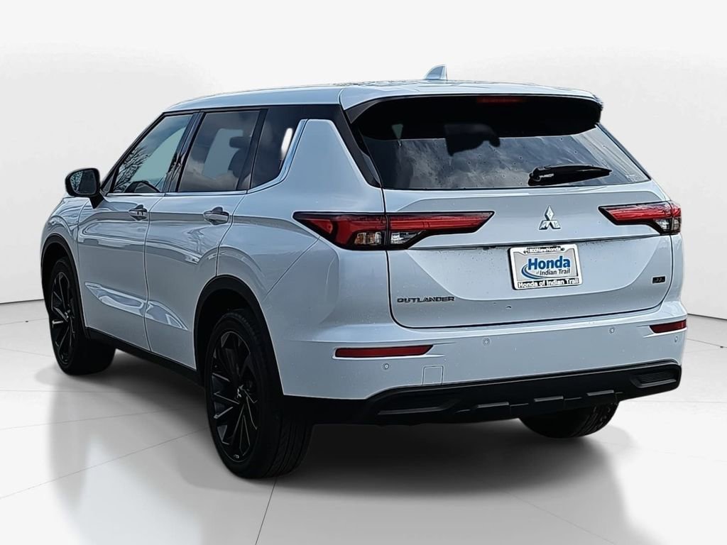 Used 2023 Mitsubishi Outlander SE image 5