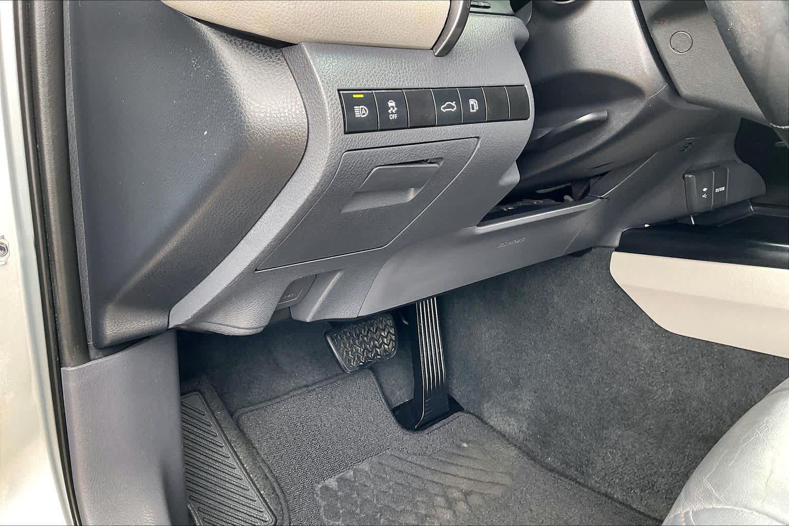 Used 2018 Toyota Camry XLE FWD image 35