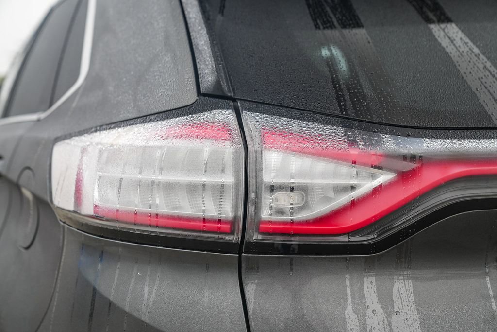 Used 2018 Ford Edge SEL image 9