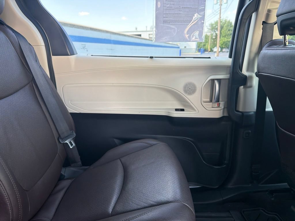 Used 2024 Toyota Sienna Platinum FWD image 26
