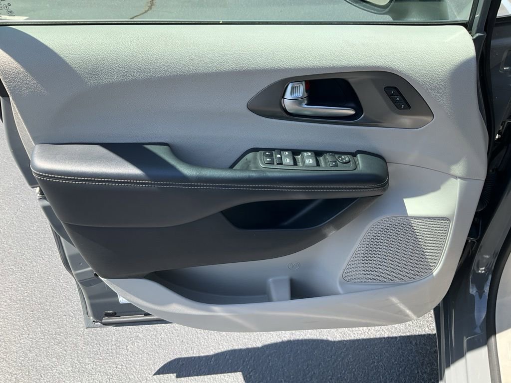 Used 2023 Chrysler Pacifica Touring-L image 3