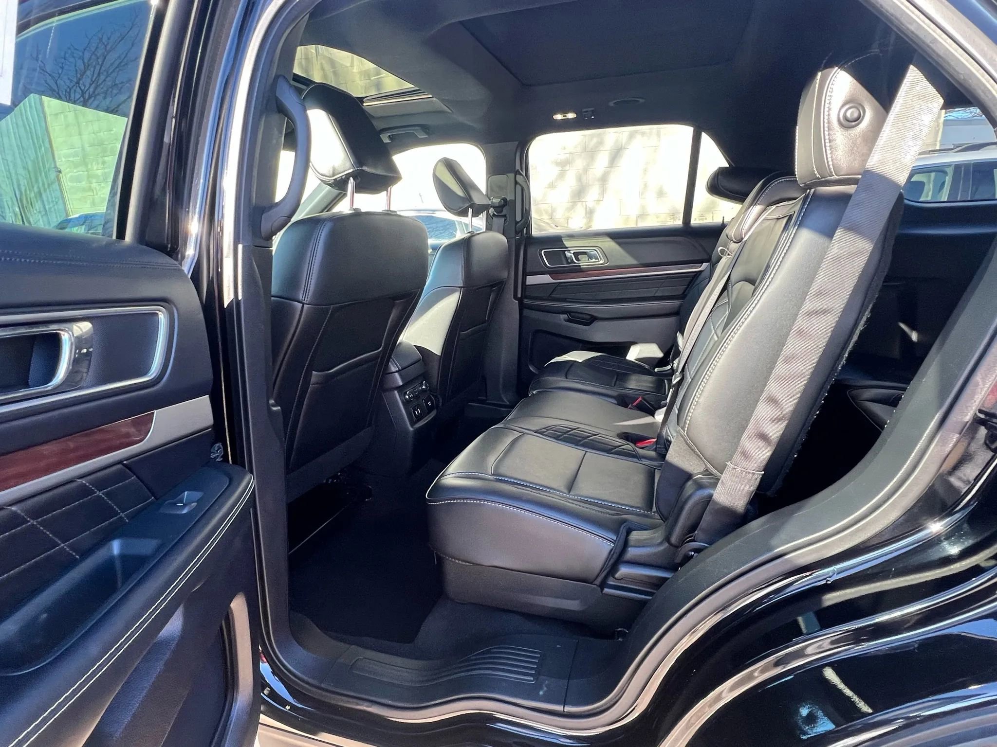 Used 2018 Ford Explorer Platinum image 29