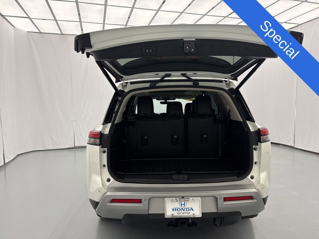 Used 2023 Nissan Pathfinder Platinum AWD/4WD image 11