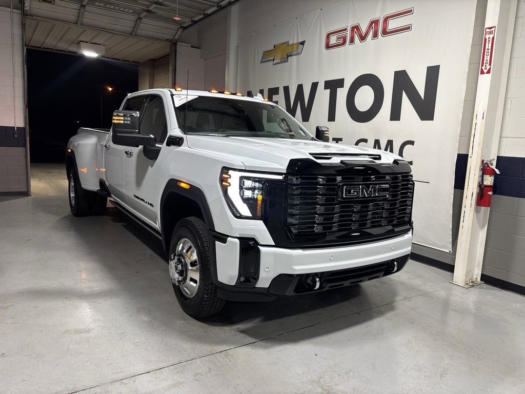 New 2026 GMC Sierra 3500 Denali Ultimate w/ LPO, Black Badging Package image 2