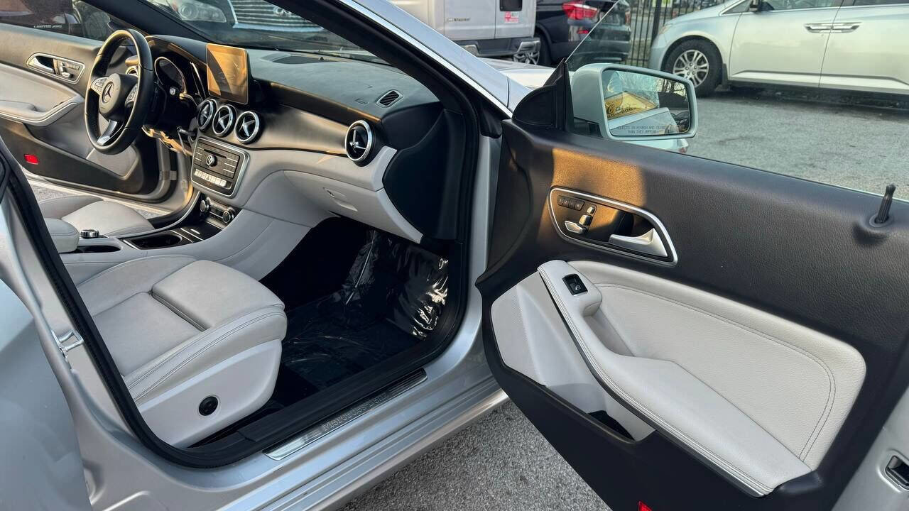Used 2018 Mercedes-Benz CLA 250 image 19