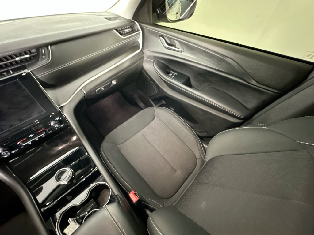 Used 2023 Jeep Grand Cherokee Laredo AWD/4WD image 11