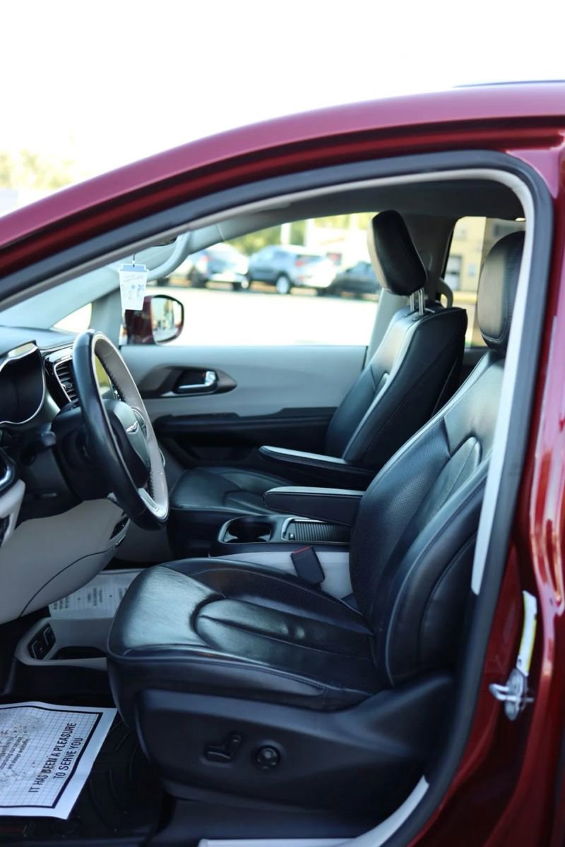 Used 2019 Chrysler Pacifica Limited FWD image 16