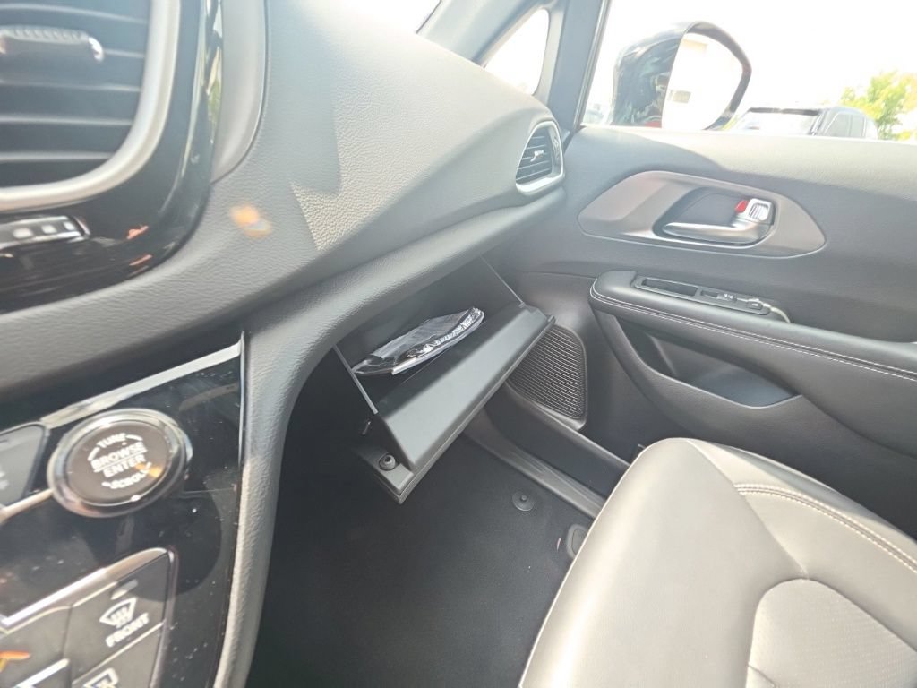 Used 2025 Chrysler Pacifica Select FWD image 20