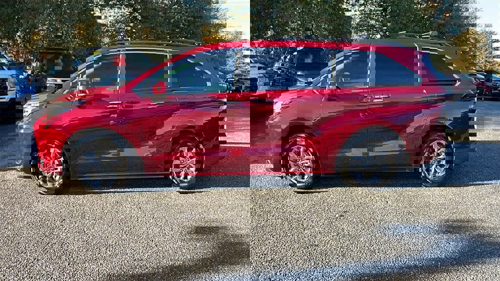 Used 2025 Toyota Sienna XLE image 8