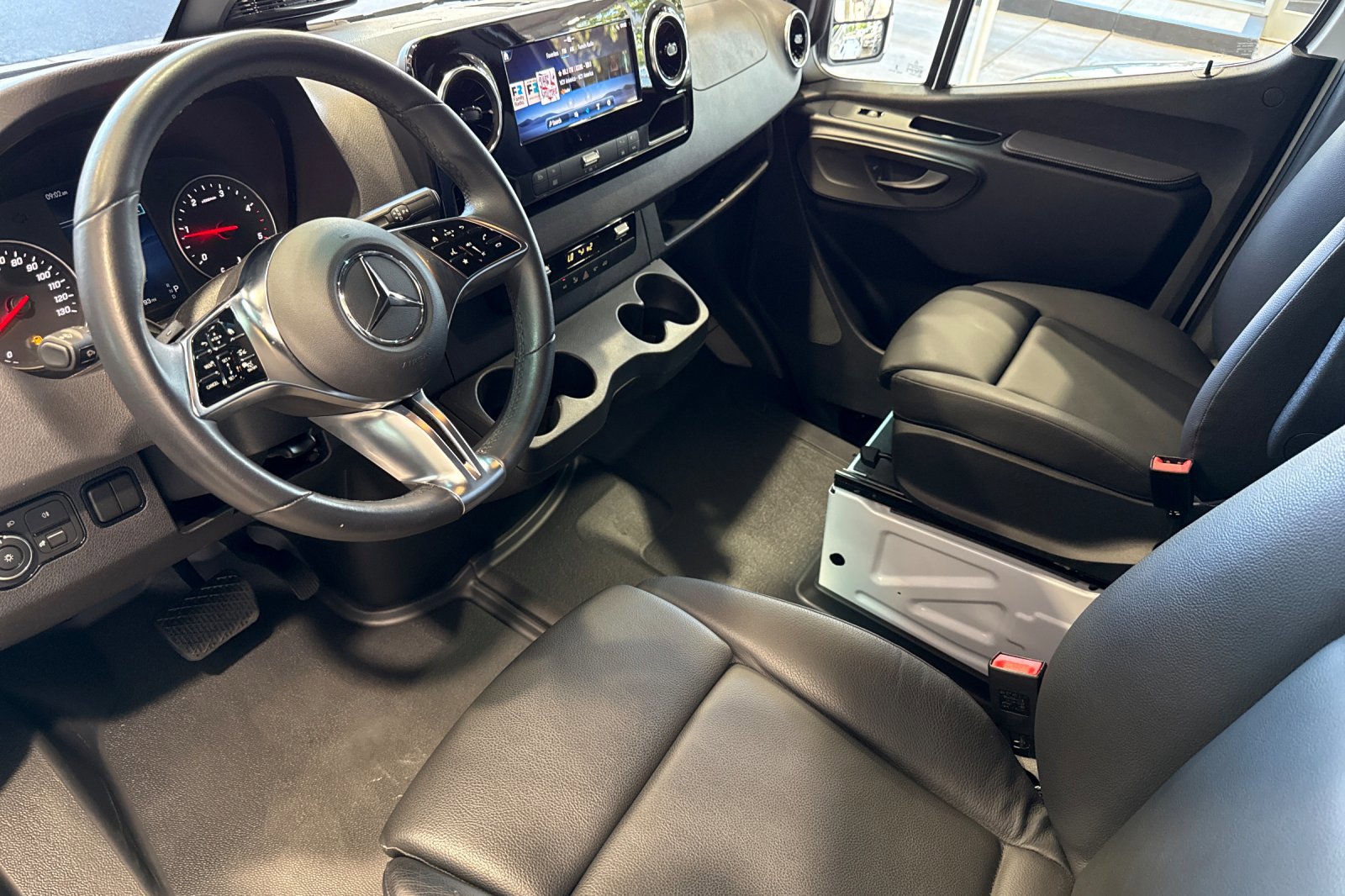 Used 2025 Mercedes-Benz Sprinter 2500 image 10