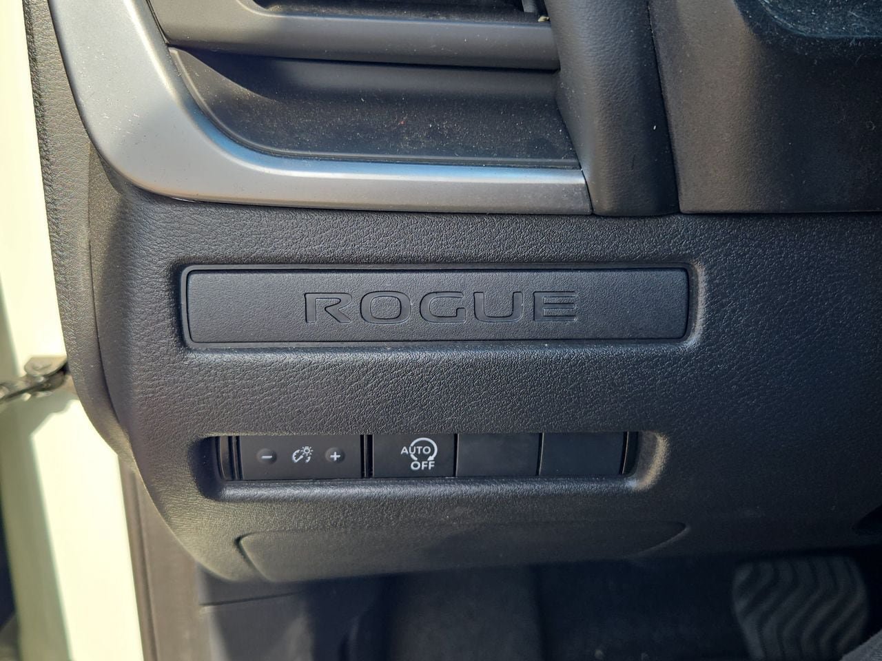 Used 2025 Nissan Rogue S FWD image 14
