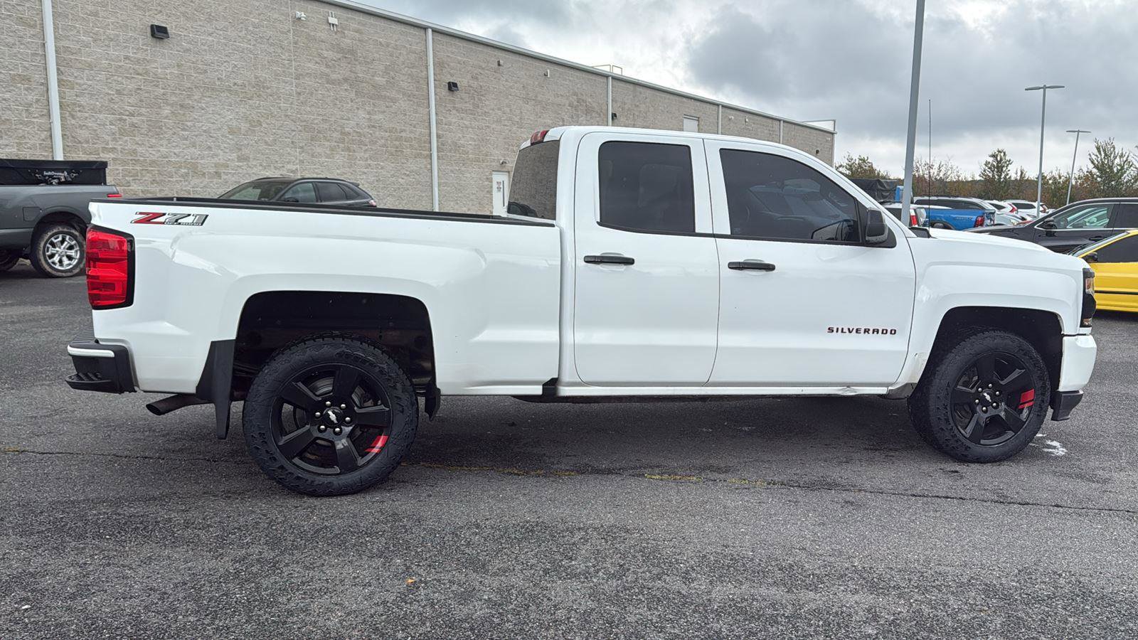 Used 2018 Chevrolet Silverado 1500 LT w/ Redline Edition image 5