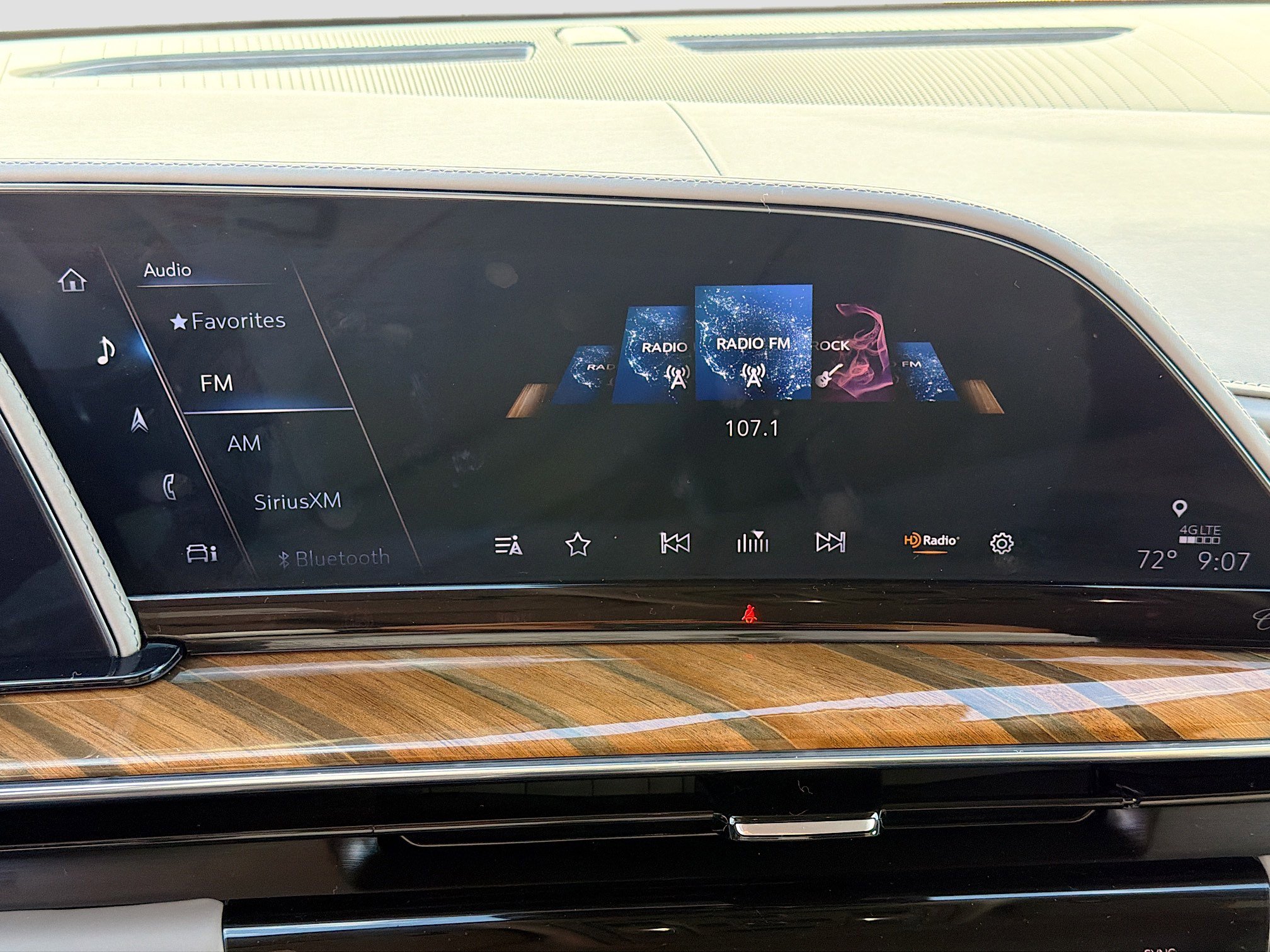 Used 2022 Cadillac Escalade Sport Platinum w/ Heavy-Duty Trailer Package AWD/4WD image 33