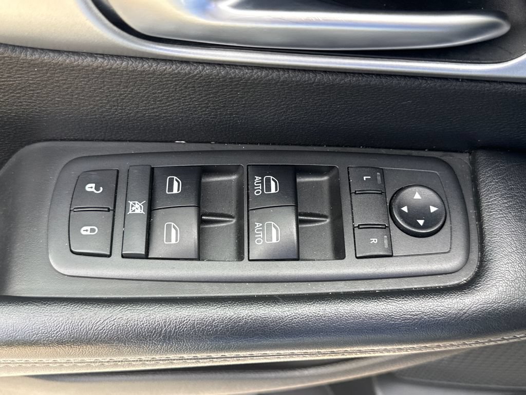 Used 2019 Chrysler Pacifica Touring Plus w/ S Appearance Package FWD image 14