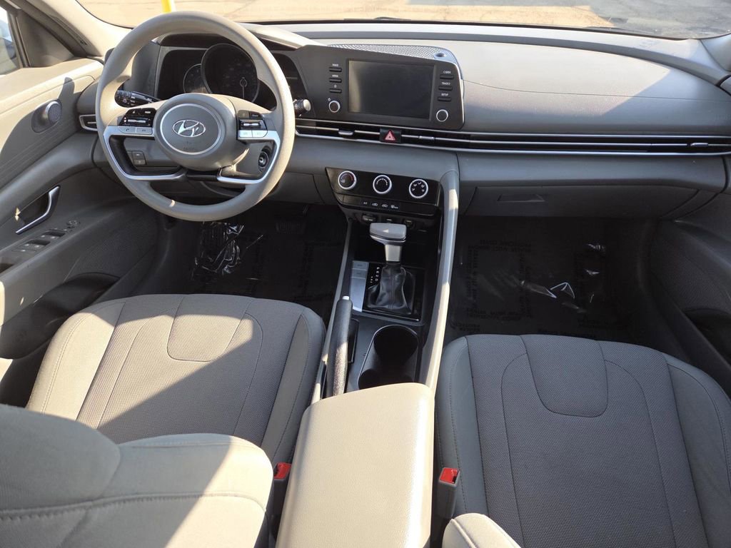 Used 2021 Hyundai Elantra SE image 17