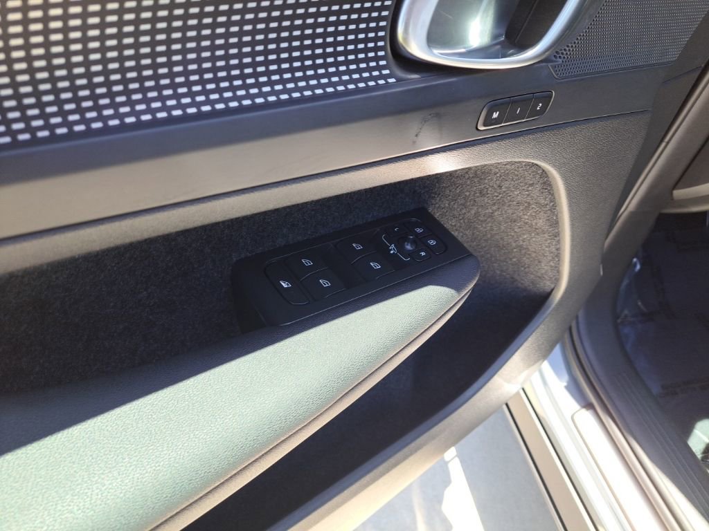 Used 2023 Volvo XC40 B5 Plus w/ Climate Package image 16