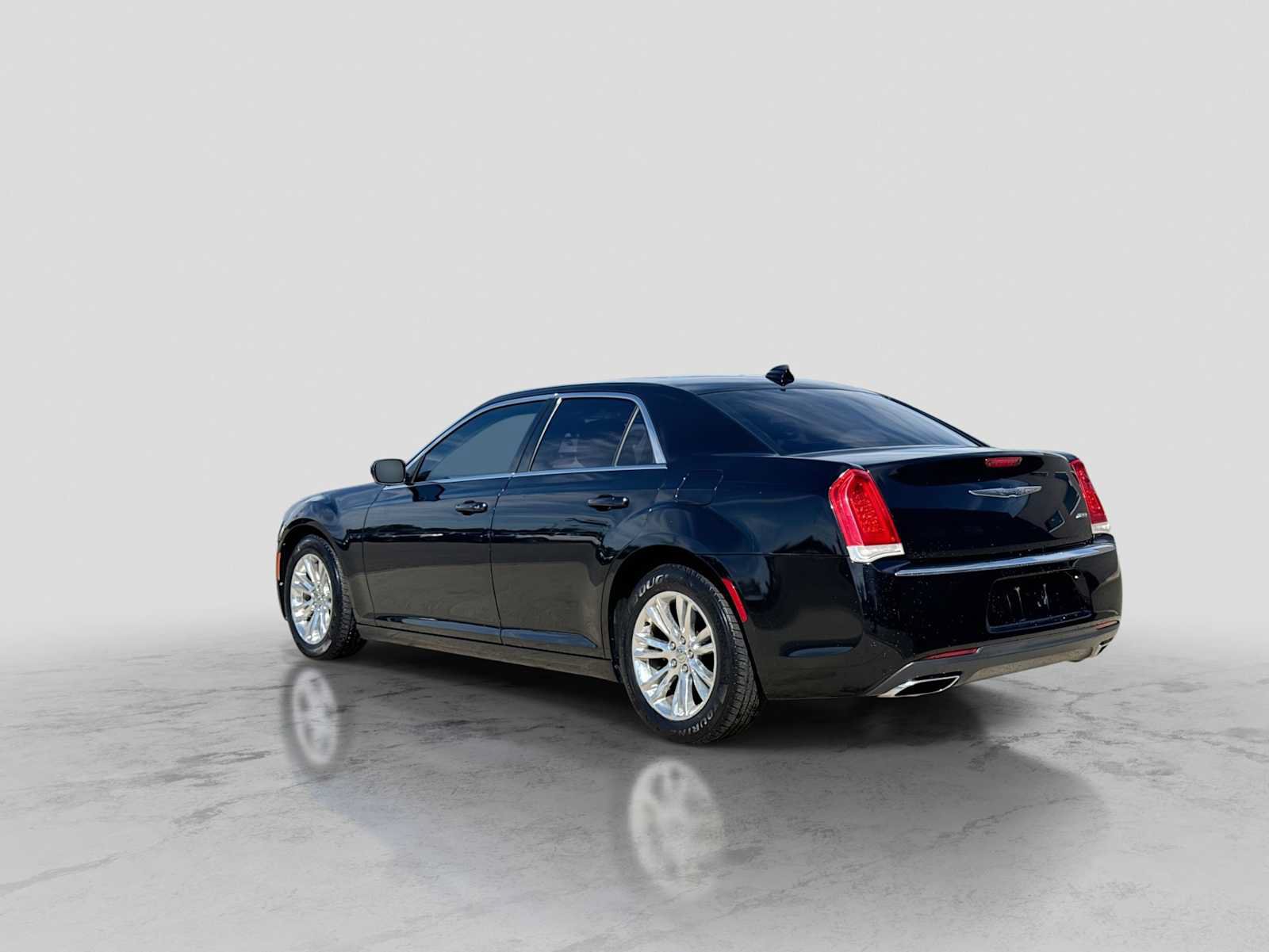 Used 2017 Chrysler 300 Limited RWD image 4
