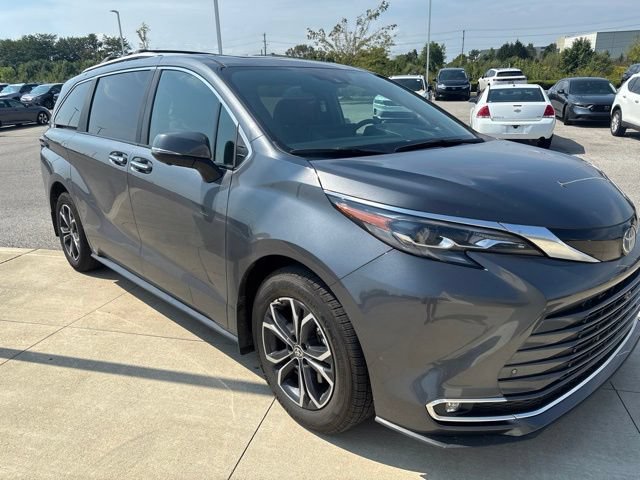 Used 2025 Toyota Sienna Platinum AWD/4WD image 6