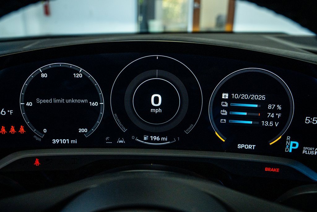 Used 2021 Porsche Taycan image 40