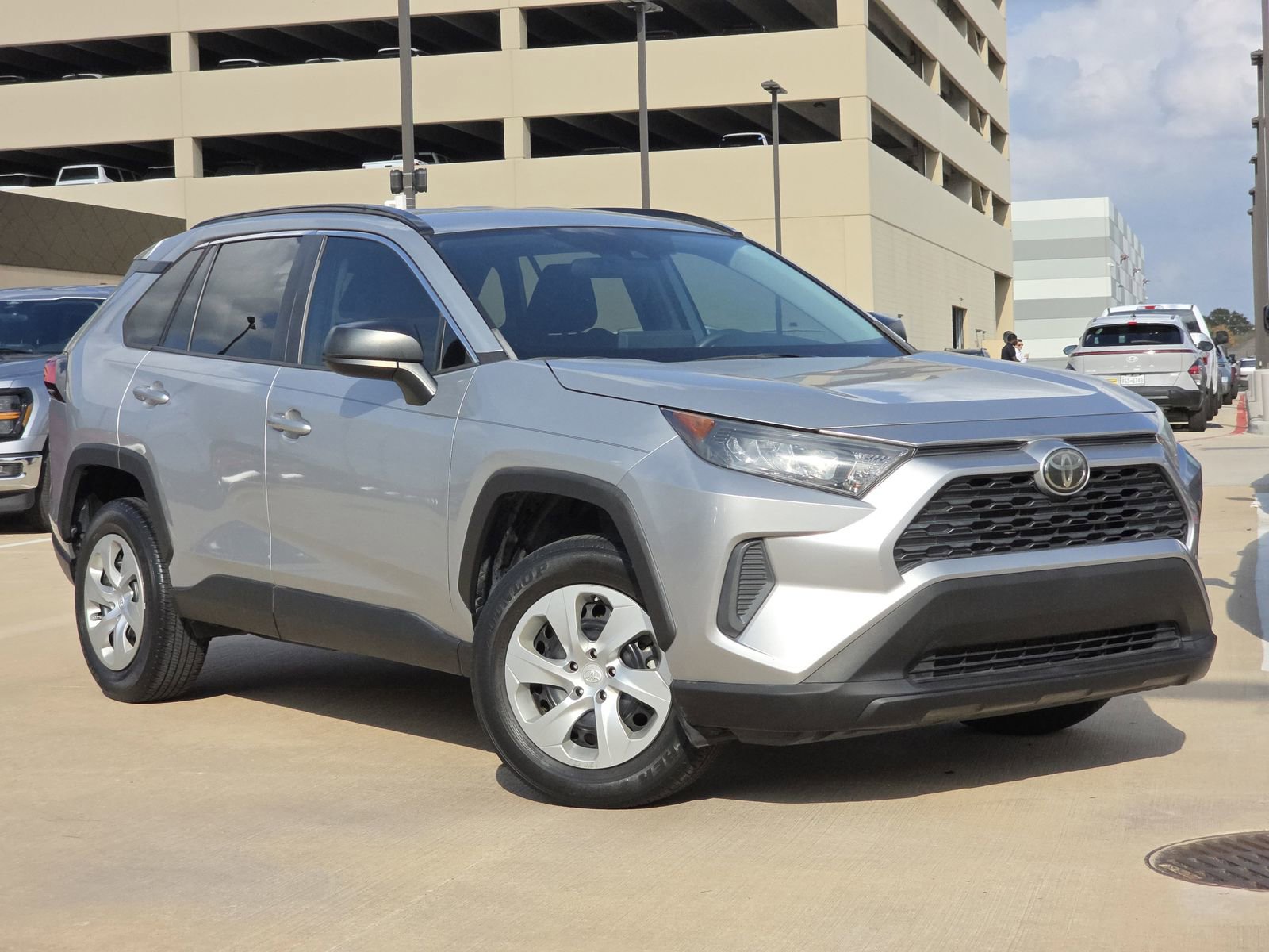 Used 2019 Toyota RAV4 LE image 3