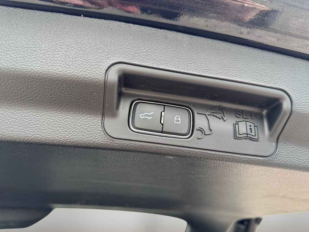 Used 2025 Ford Explorer ST-Line w/ ST-Line Street Pack AWD/4WD image 6