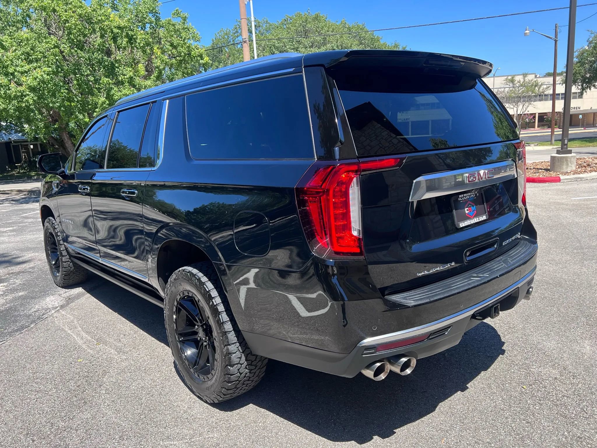Used 2021 GMC Yukon XL Denali w/ Denali Premium Package image 7