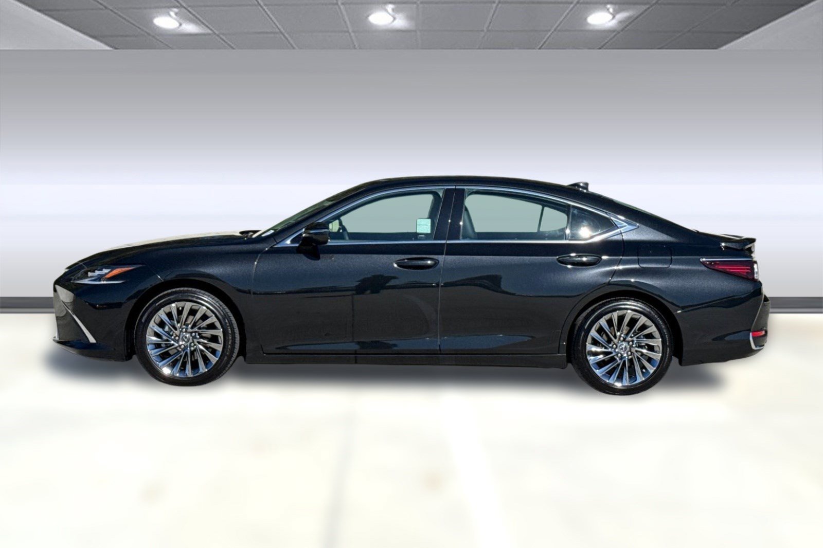 Used 2025 Lexus ES 300h w/ Luxury Package image 2