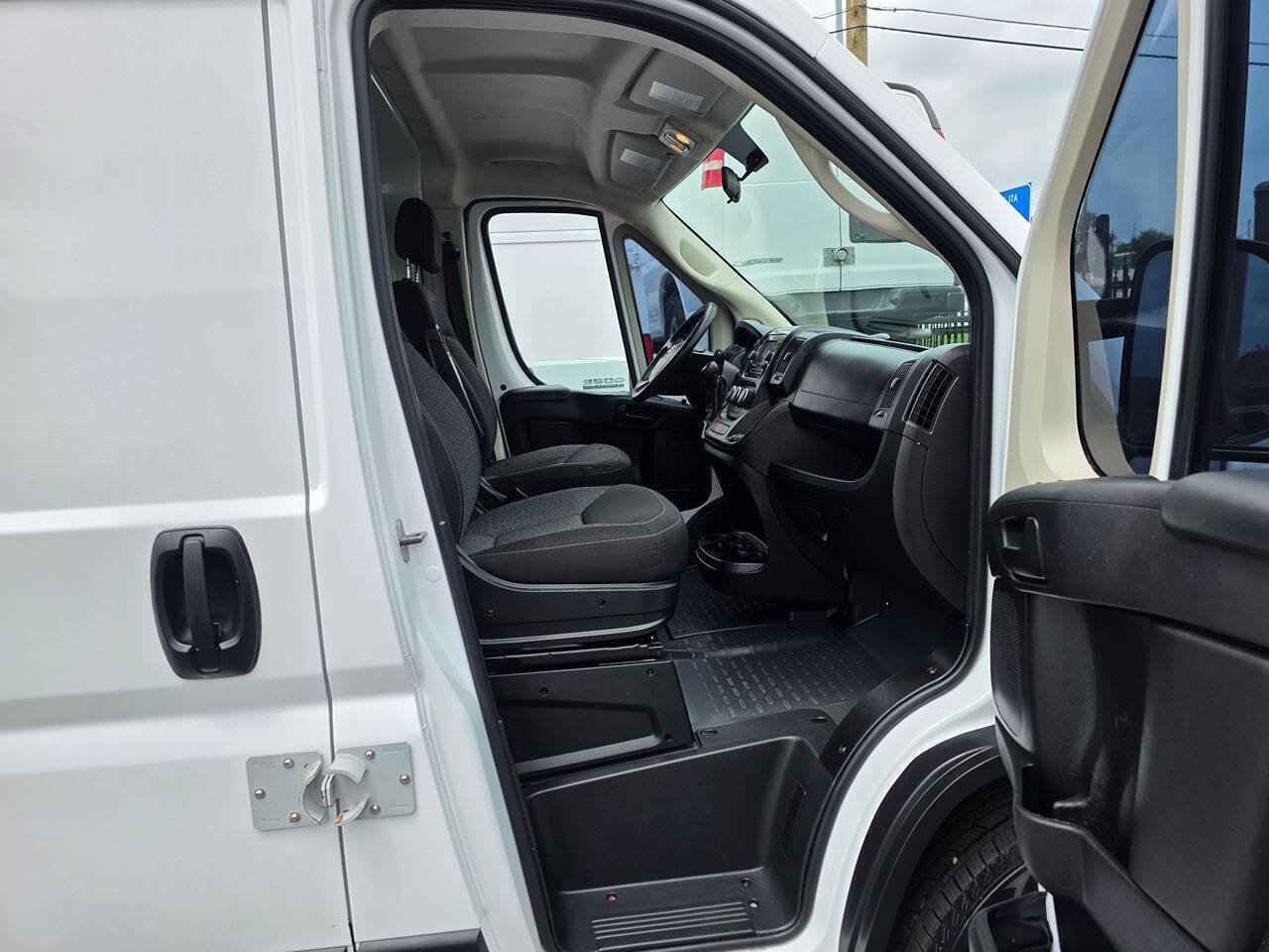 Used 2020 RAM ProMaster 2500 w/ Premium Appearance Group FWD image 13