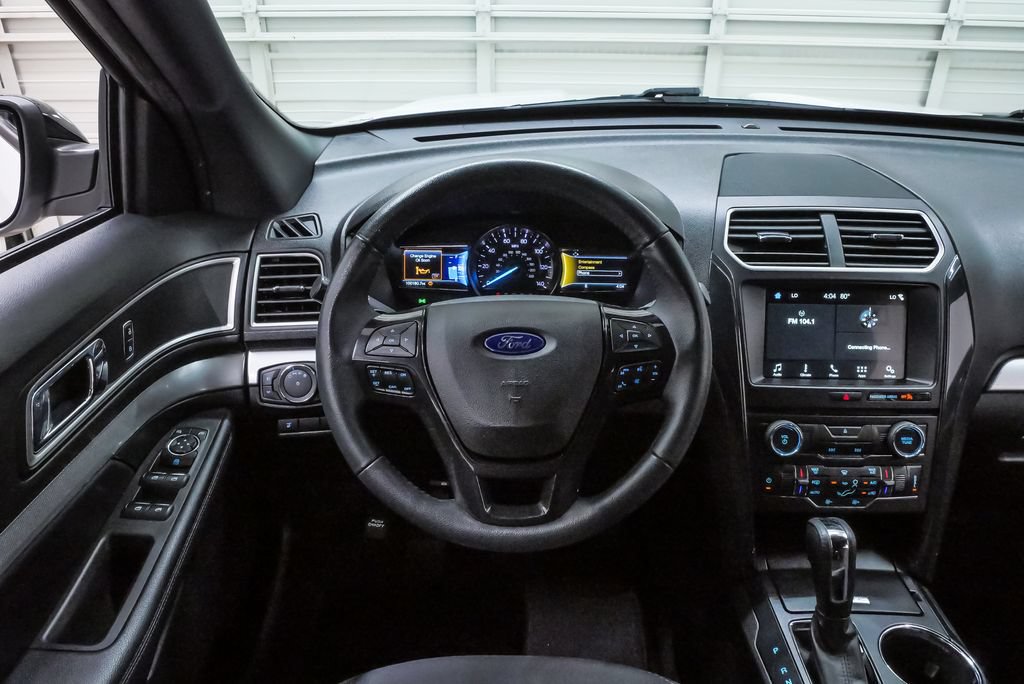 Used 2017 Ford Explorer XLT w/ Equipment Group 201A FWD image 19