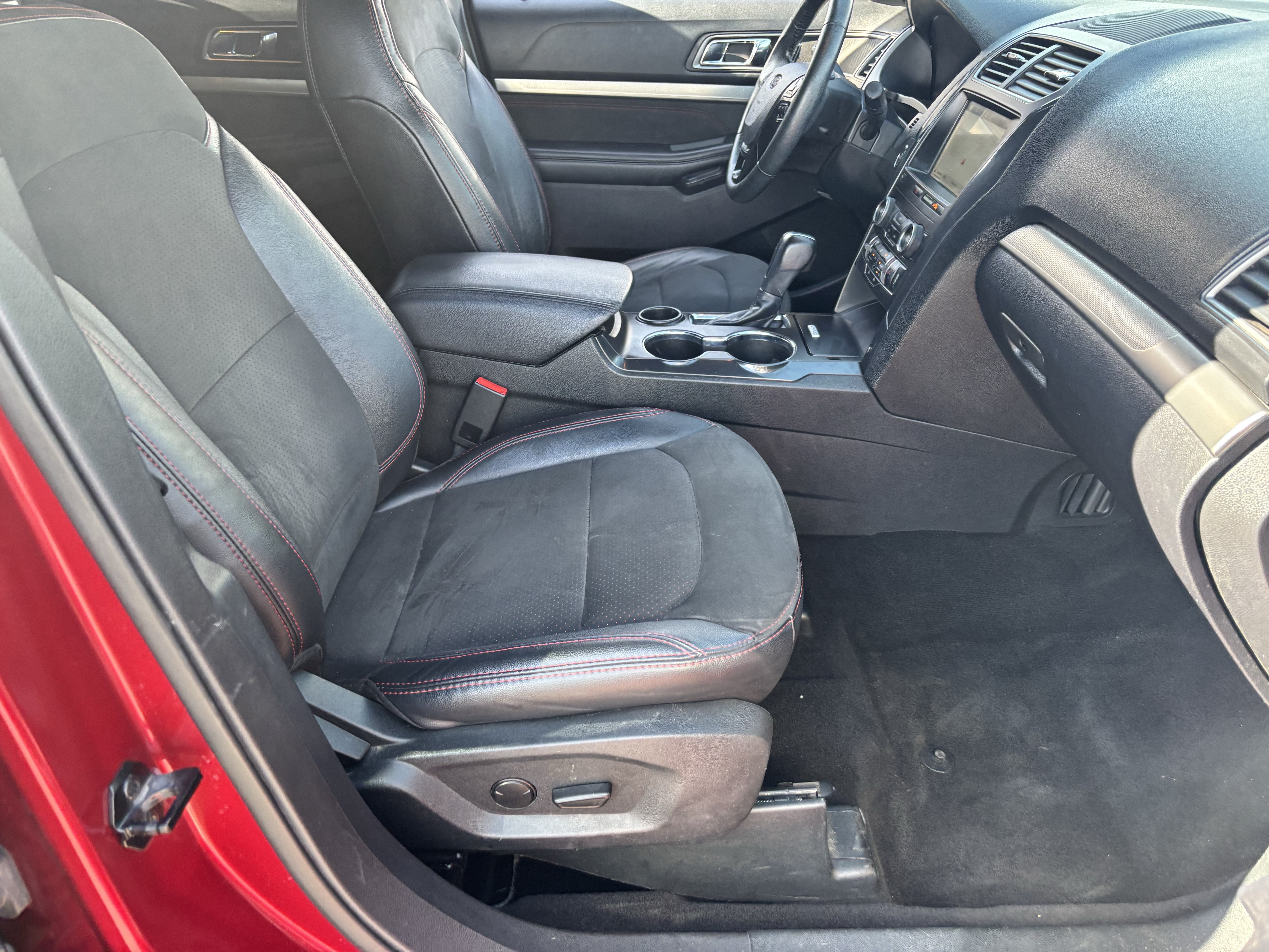 Used 2019 Ford Explorer XLT w/ Equipment Group 202A FWD image 9