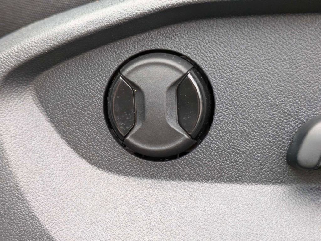 Certified 2025 Volkswagen Taos SE w/ Panoramic Sunroof Package image 25