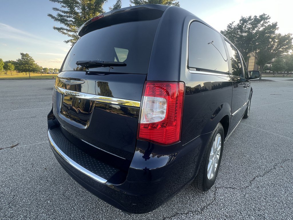 Used 2014 Chrysler Town & Country Touring FWD image 5