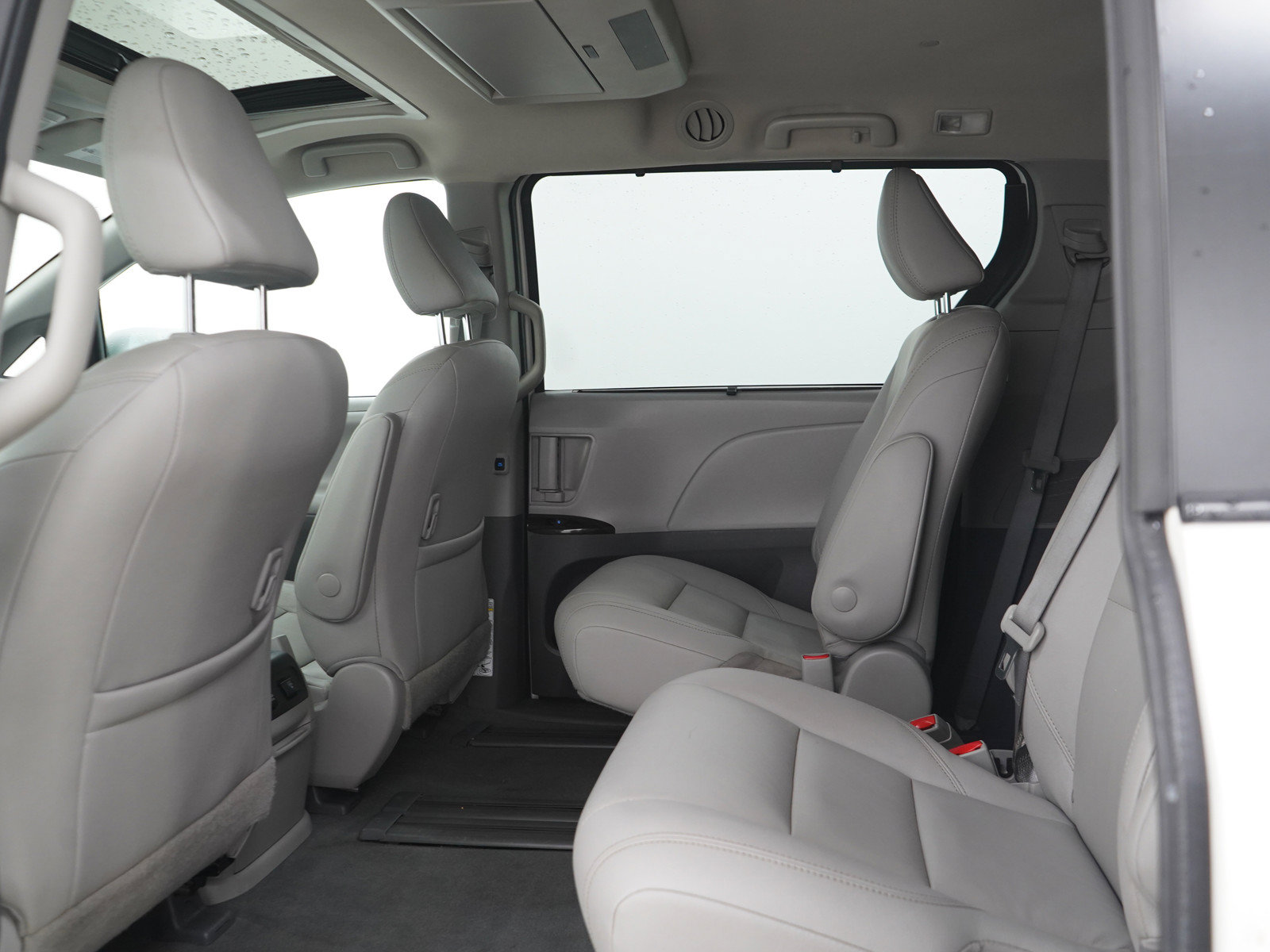 Used 2020 Toyota Sienna XLE Premium w/ Carpet Mat Package FWD image 16