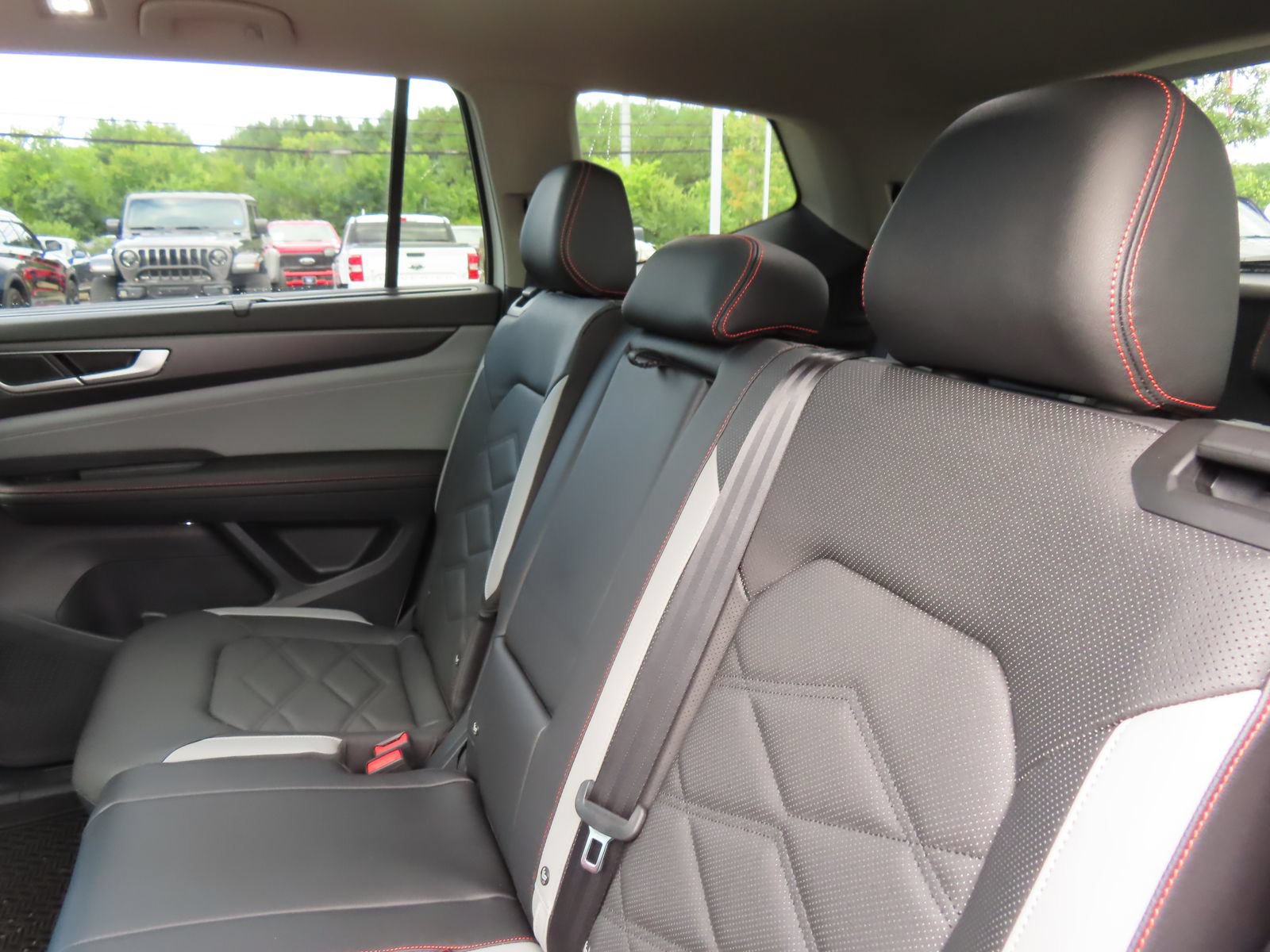 Used 2025 Volkswagen Atlas Peak Edition SE AWD/4WD image 36
