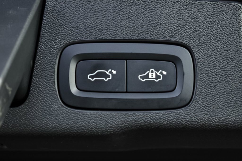 Certified 2023 Volvo XC60 B5 Ultimate w/ Protection Package Premier image 33