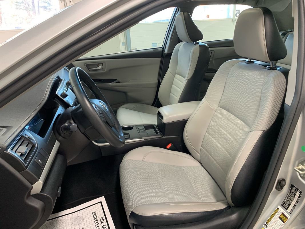 Used 2017 Toyota Camry SE w/ Moonroof Package image 16