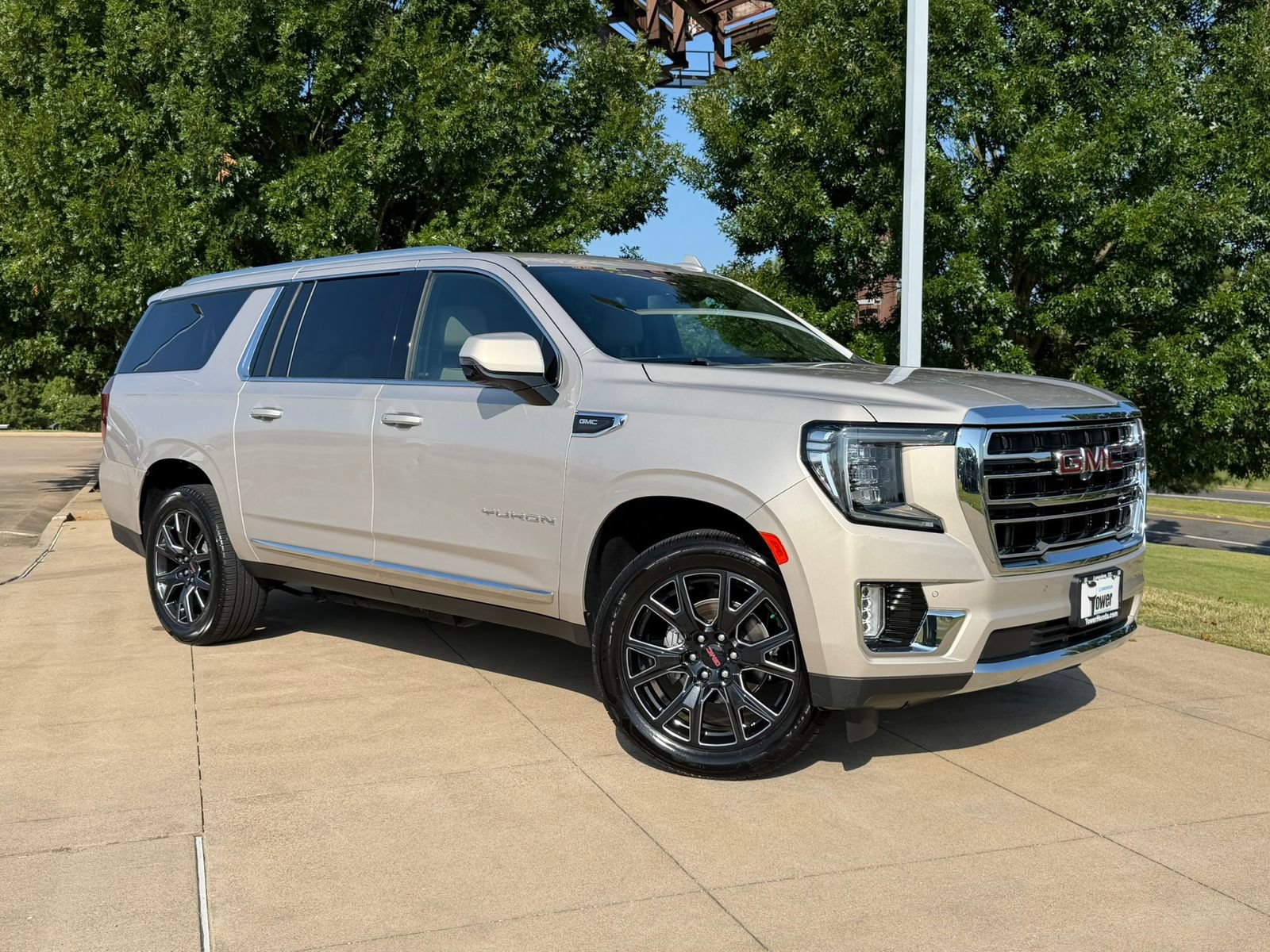Used 2023 GMC Yukon XL SLT w/ SLT Luxury Package RWD image 1