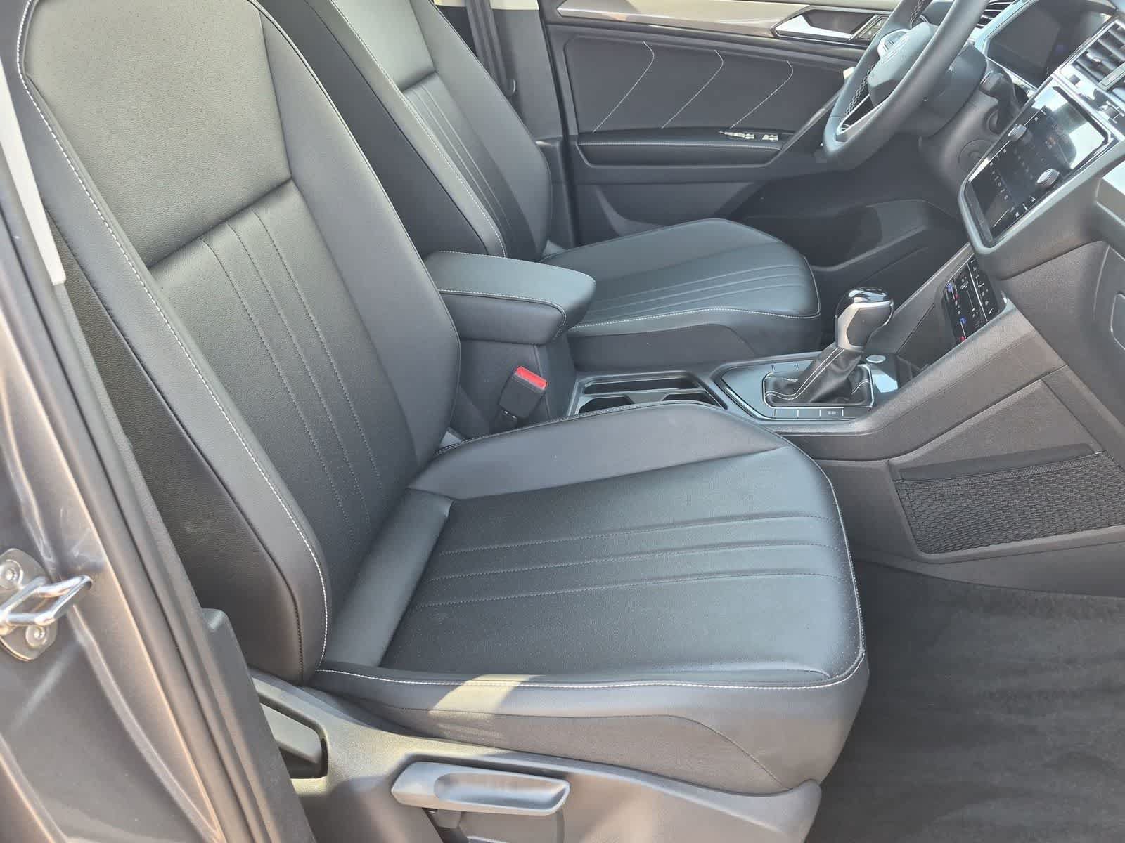 Used 2023 Volkswagen Tiguan SE w/ Panoramic Sunroof Package FWD image 22