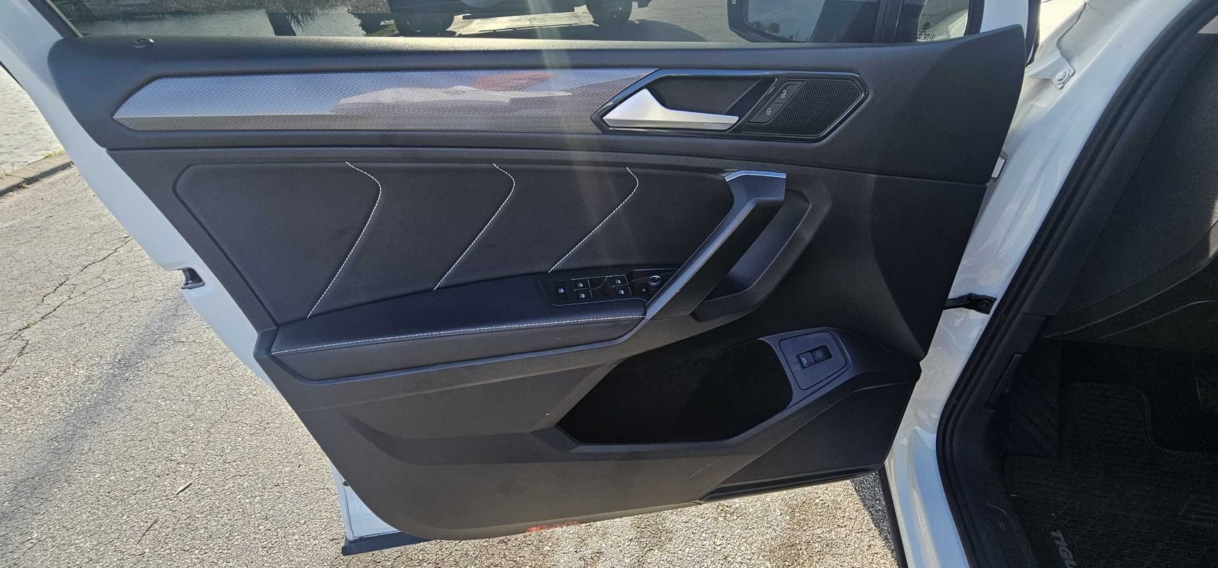 Used 2024 Volkswagen Tiguan SE w/ Panoramic Sunroof Package FWD image 14