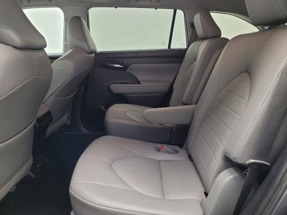 Used 2021 Toyota Highlander XLE FWD image 18