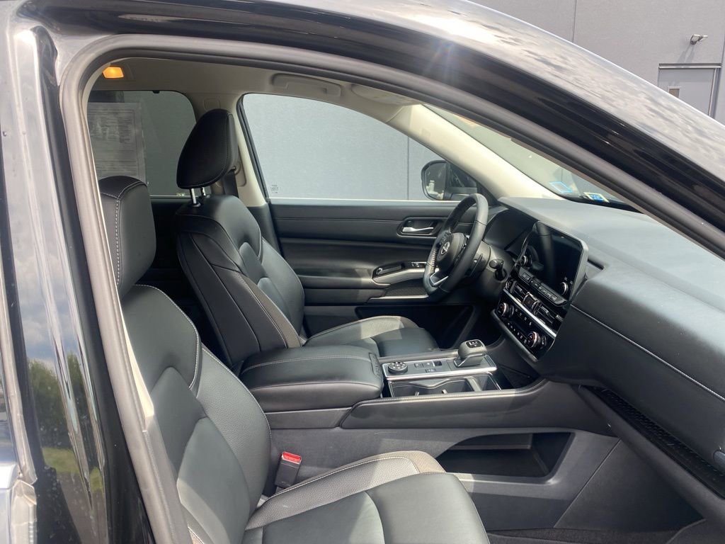 Used 2023 Nissan Pathfinder SL image 14