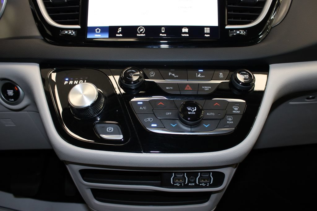 Used 2023 Chrysler Pacifica Touring-L FWD image 15