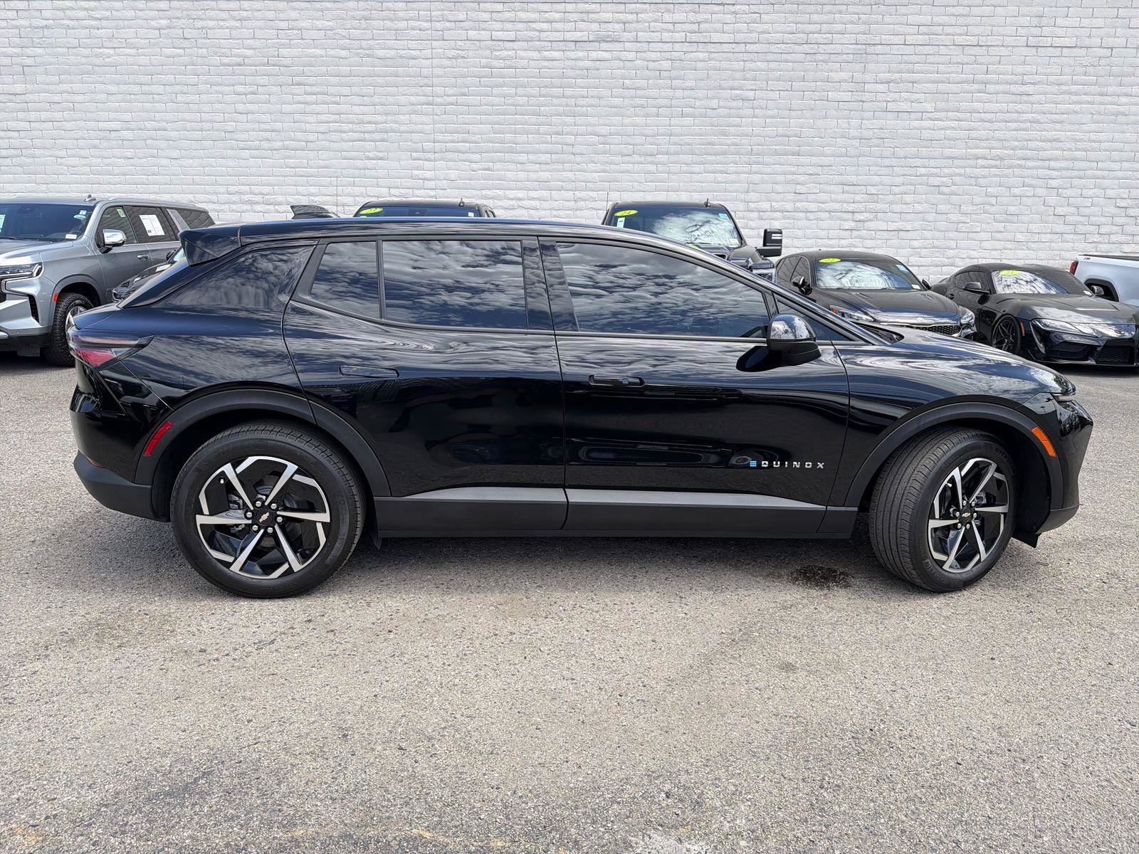 Used 2025 Chevrolet Equinox EV LT FWD image 4