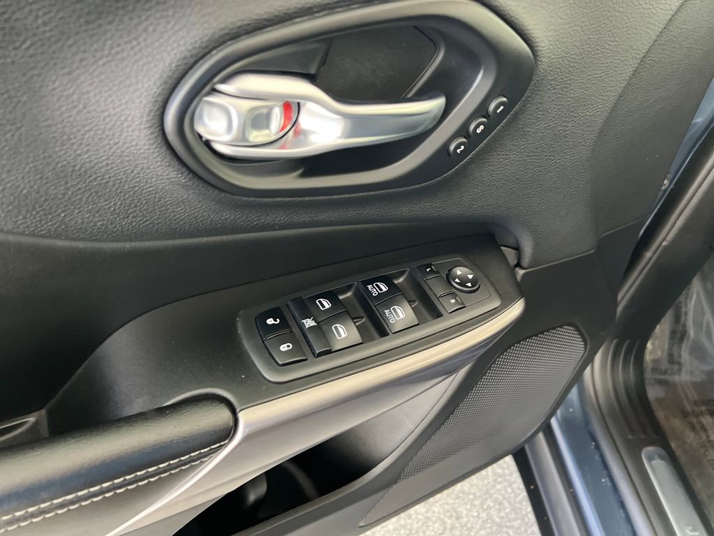 Used 2019 Jeep Cherokee Limited FWD image 13