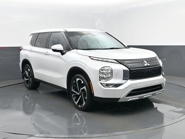 Used 2022 Mitsubishi Outlander SE image 3